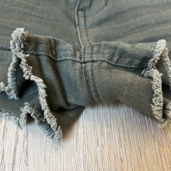 LIKE NEW! Army green Boho denim / jean cutoff shorts. Size 3 / Small. - Picture 8 of 12